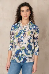 Camisa de viscosa con diseño floral en tonos pastel, de manga larga y corte clásico.