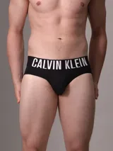 Slip negro Calvin Klein de microfibra reciclada, con cintura elástica con el logo de la marca en blanco.