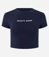Remera corta azul de algodón con cuello redondo y estampado frontal con la frase 'Anxiety Queen'.