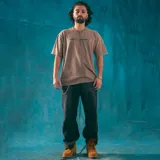 Remera beige con efecto gastado y estampa frontal con el logo de la marca Kaboa Industries.