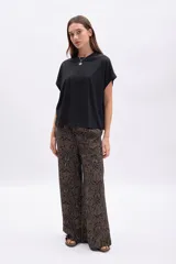 Remera negra de corte cuadrado con mangas cortas y cuello redondo.