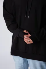 Buzo canguro blanco con capucha forrada en beige y bolsillo tipo parche color beige. Estampa con logo en el pecho.