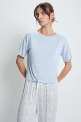 Conjunto de pijama de viscosa, compuesto por una remera celeste de mangas cortas y un pantalón largo estampado con cintura elastizada.