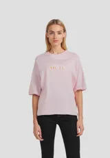 Remera rosa de manga corta con cuello redondo y estampado frontal con la inscripción "VNGERBRG".