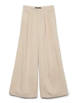 Pantalón sastrero color crema de tiro medio con pierna ancha y pliegue marcado.