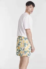 Short de baño celeste con estampado de margaritas amarillas y cordón ajustable en la cintura.