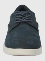 Zapato acordonado de cuero azul marino con suela blanca de goma.