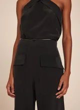 Cinturón metálico color gris plomo con acabado ónix, diseño delgado y cierre a presión.