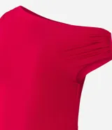 Vestido midi de poliéster y elastano, color rojo, con escote recto asimétrico hombro a hombro, fruncido en el hombro y encaje en la parte baja trasera.