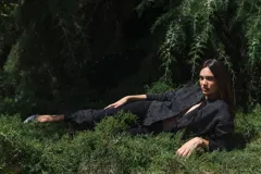 Cárdigan tejido con lurex y mostacillas, con escote en V y cierre frontal con lazo.