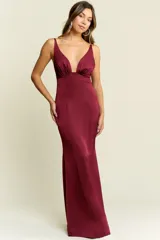 Vestido largo de fiesta color borgoña, con escote profundo en V y espalda descubierta.
