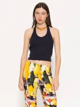 Top negro de tejido de punto con cuello halter y espalda descubierta.