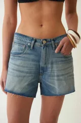 Short de jean celeste de tiro bajo con fit holgado, cuatro bolsillos, presillas para cinturón, cierre con cremallera y botón metálico.