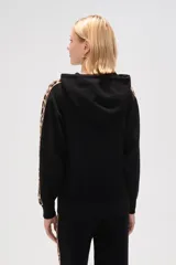 Sweater color crema con capucha y cordones, de tejido de punto, con mangas largas y detalle de franja con estampado animal en mangas y laterales.