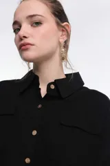 Aros colgantes dorados con forma de soles.