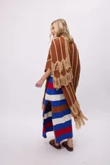 Ruana negra con flecos de algodón.