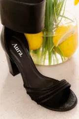 Sandalias de cuero negro con tiras finas en la parte delantera y pulsera ancha en el tobillo con cierre trasero. Taco ancho de 9 cm.