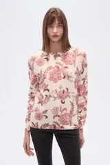 Sweater de tejido de punto, color crema, con estampado floral en tonos rosados y marrones. Presenta cuello redondo y mangas largas.