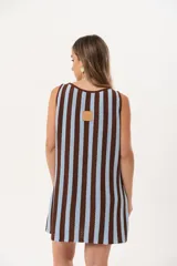 Vestido corto tejido con escote bote y mangas sisa, a rayas verticales color celeste y marrón.