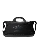 Bolso deportivo Umbro negro con logo estampado en el frente y detalles en gris.