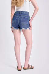 Short de jean azul oscuro con terminaciones desflecadas.