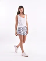 Short blanco con rayas horizontales rojas, cintura elastizada con cordón ajustable y bolsillos laterales.