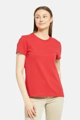 Remera roja de corte recto, cuello redondo y manga corta.