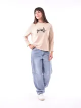 Remera blanca de manga larga con estampa rectangular dorada con diseño animal print y texto 'Fearless, fierce & fabulous'.