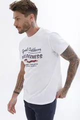 Remera de manga corta color verde azulado con cuello redondo y estampado frontal con el texto "UH3" en blanco.