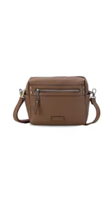 Bandolera morral negra de símil cuero con cierre principal, bolsillos interiores, bolsillo frontal y posterior con cierres, y bolsillos laterales. Incluye correa extensible.