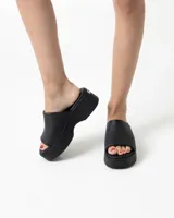 Zuecos marrones de goma con plataforma y taco.