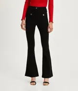 Pantalón flare negro de punto roma, con cintura alta, bolsillos delanteros con botones metálicos estilo escudo y cierre por cremallera y botón.