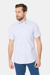Camisa celeste a rayas verticales, de manga corta, con cuello abotonado y bolsillo en el pecho. Confeccionada en algodón.
