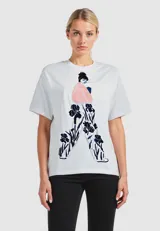 Remera blanca de algodón con estampado de una figura femenina con pantalones estampados con flores y saco rosa.