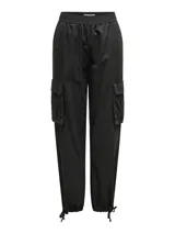 Pantalones cargo color gris oscuro, de corte holgado con cintura y bajos elásticos. Diseño funcional con bolsillos cargo.