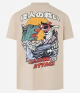Remera de algodón color beige, de corte regular, con cuello redondo y mangas cortas. Estampa frontal con un gato y un dinosaurio estilo anime, y texto en caracteres orientales.