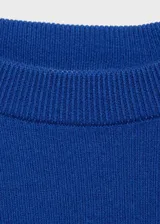 Jersey gris de punto fino con cuello alto, manga larga y corte entallado.