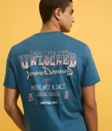 Remera celeste de algodón peruano, corte clásico, con cuello redondo y mangas cortas. Estampa frontal con la palabra "Unlocked" en letras plateadas con efecto 3D.