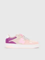 Zapatillas inspiradas en el estilo de baloncesto, con parte superior de ante y piel y suela de goma de dos tonos, diseñadas para ofrecer soporte y durabilidad.