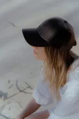 Gorra de béisbol color gris metalizado, confeccionada en ecocuero.