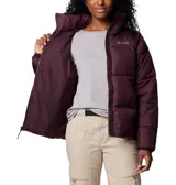 Campera acolchada tipo puffer de mujer, color borgoña oscuro, con cuello alto y cierre frontal completo. Presenta costuras horizontales que crean compartimentos rellenos de aislamiento Thermarator™.