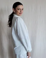 Camisa color crudo con cuello mao y volados en el frente.