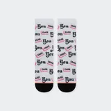 Medias blancas con caña alta y puntera y talón negros. Diseño estampado con la frase "Erase You" y dibujos de gomas de borrar rosas.