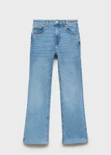 Pantalón de jean celeste de corte cropped y estilo flare, con tiro medio, cinco bolsillos, trabillas y bajo deshilachado.