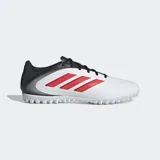 Championes de fútbol Adidas Copa Pure III Club TF diseñados para canchas de césped sintético. Presentan un exterior sintético blanco con textura granulada, cuello y talón en color negro, y las tres tiras laterales en rojo. Cuentan con una suela de caucho ranurada para optimizar la tracción.