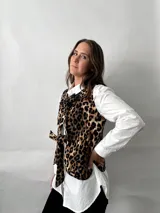 Chaleco con estampado animal print, con lazos para atar en el cuello y en la cintura.