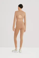 Calza larga color verde militar, de tiro alto y corte ajustado.