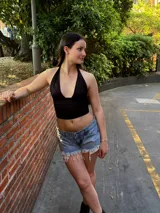 Short de jean de tiro alto, color celeste desgastado con efecto acid wash y roturas. Presenta un dobladillo deshilachado y desprolijo en el ruedo.