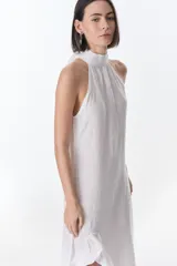 Vestido largo azul de lino, con cuello halter y volados en el ruedo.