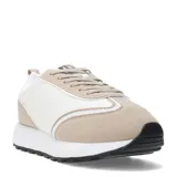 Zapatillas deportivas beige y blanco con cordones.
